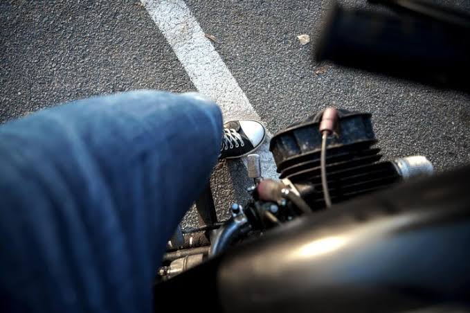 Motociclista derruba carona após manobra radical e foge sem prestar socorro, em Três Lagoas-MS