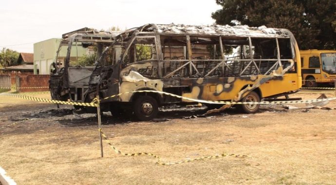 Incêndio criminoso destrói ônibus escolares em Prefeitura de MS
