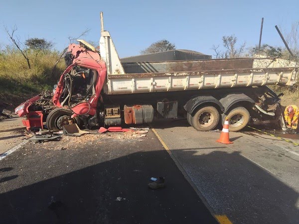Colisão entre caminhões deixa dois motoristas feridos e fecha BR-262